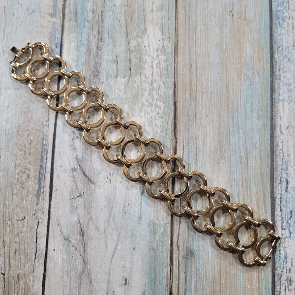 Elegant Gold Bracelet for Women - Picture 6 of 9